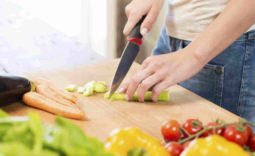 O gasto com a alimentação é uma das principais preocupações dos estudantes. Cozinhar em casa pode ser uma alternativa viável para economizar. (Reprodução: www.bolsademulher.com) 