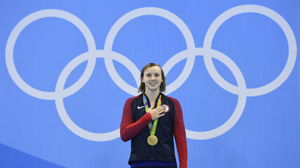 Katie Ledecky foi fã de Phelps e hoje se destaca nas piscinas igual ao ídolo. (Reprodução: www.sportingnews.com). 